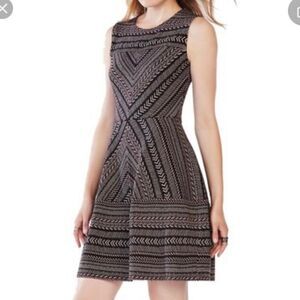 SANDRA DARREN FIT &FLARE V-NECK PLEATED SLEEVELESS DRESS